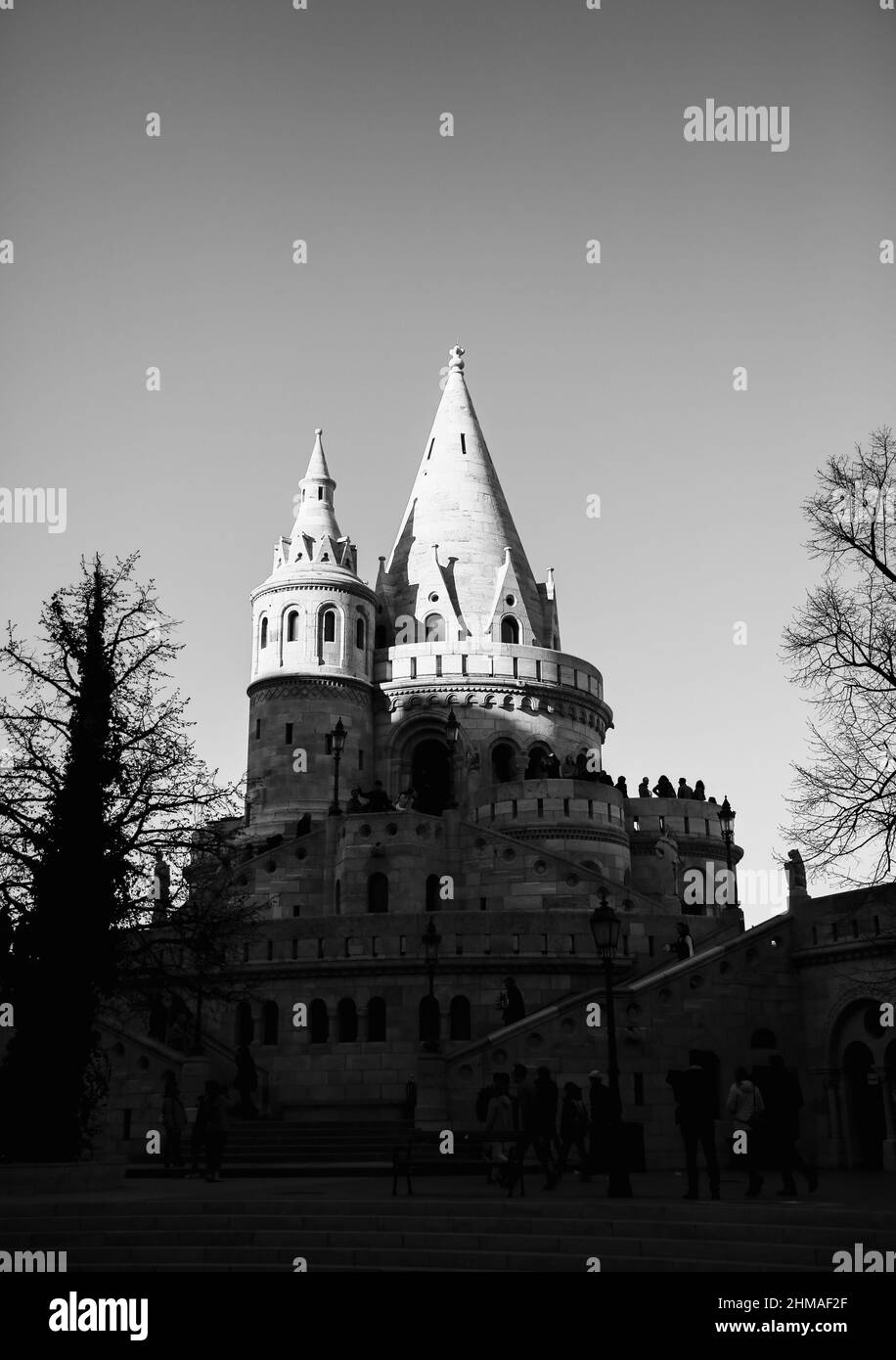 Vue en noir et blanc sur la tour du bastion des pêcheurs au soleil. Buda Hill, Budapest, Hongrie, Europe Voyage. Banque D'Images