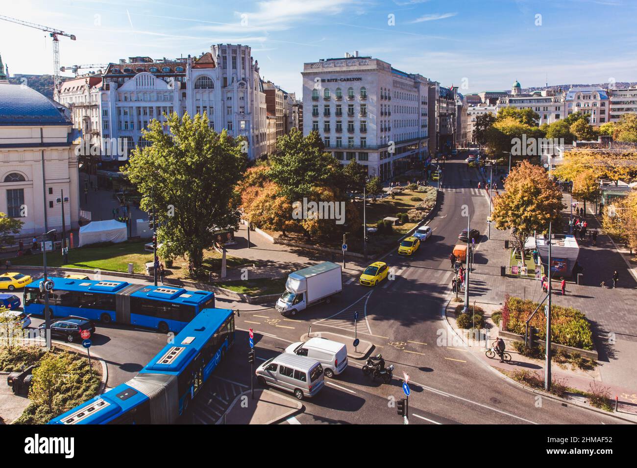 Vue depuis la fenêtre sur le Budapest Eye et la basilique Saint-Étienne à Budapest, Hongrie, en automne Banque D'Images