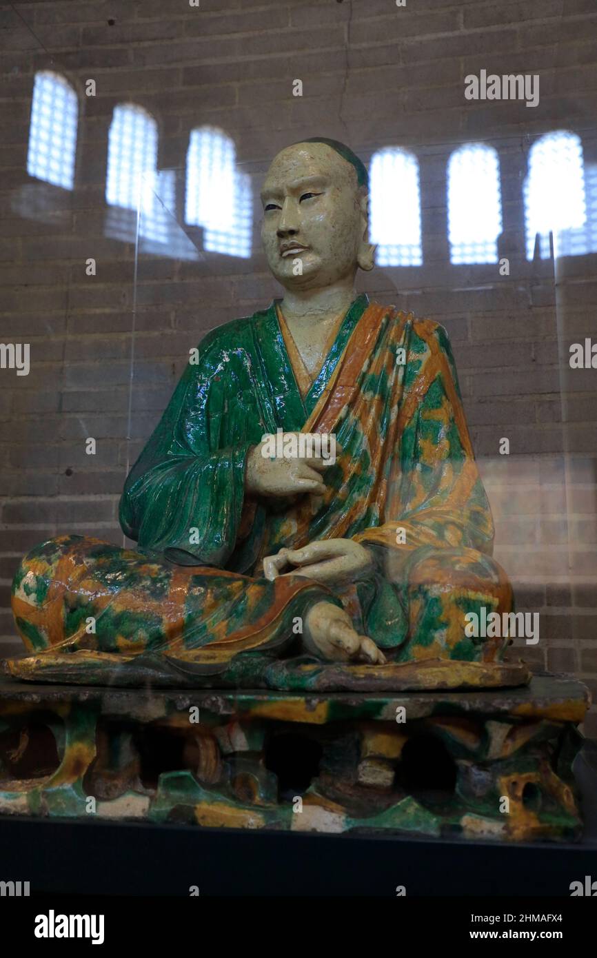 Une statue en poterie émaillée de Luohan de la dynastie Liao de Chine exposition dans la rotonde chinoise en Asie Galeries.Penn Museum.University of Pennsylvania.Philadelphie.Pennsylvania.USA Banque D'Images