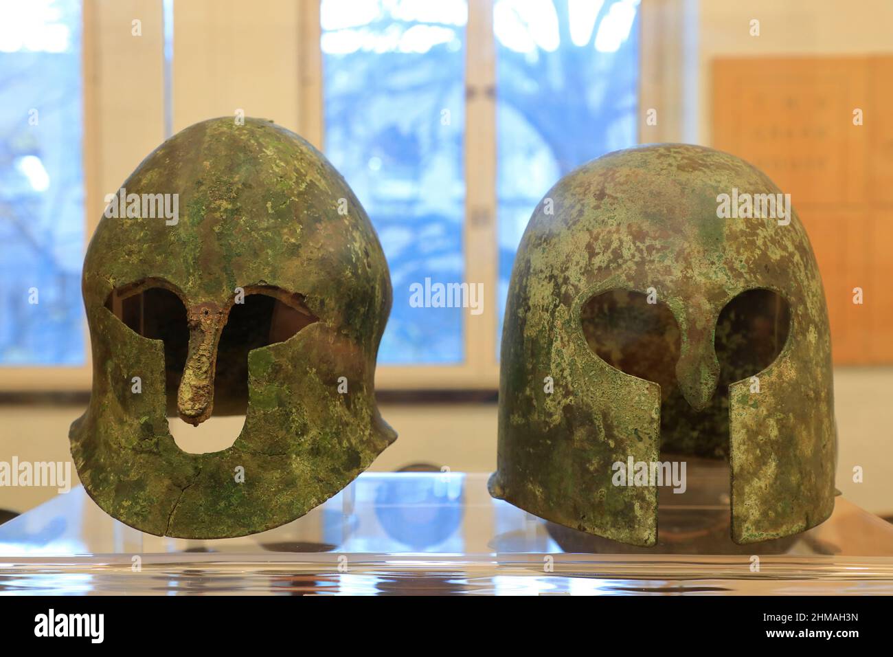 Casque Piceno-Corinthien de bronze de l'exposition Ascoli Piceno au Penn Museum.University of Pennsylvania.Philadelphia.PA USA Banque D'Images