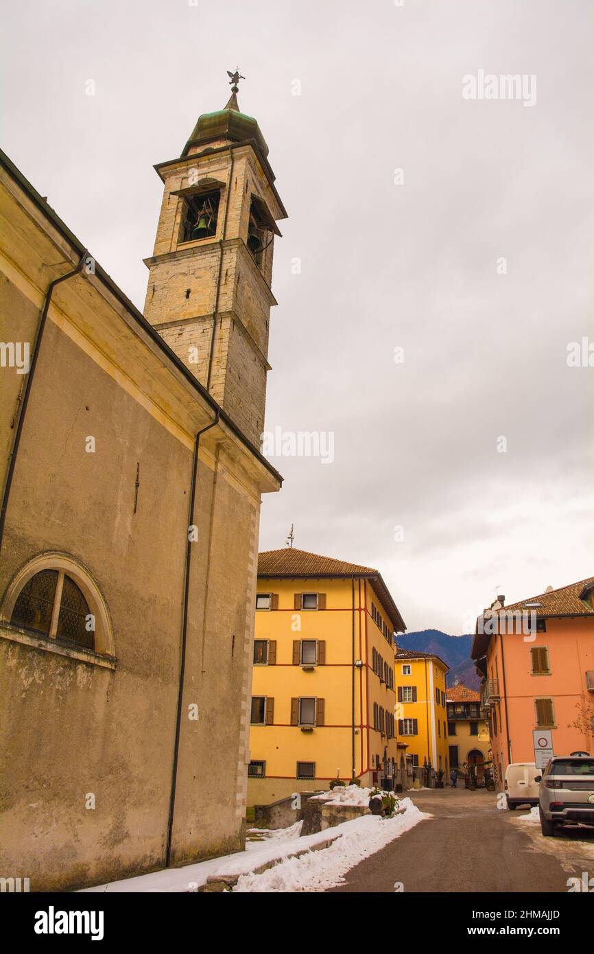 L'église paroissiale Chiesa dell'Annunciazione di Maria dans le village de Pieve Di Ledro près de Riva del Garda dans la région Trentin-Haut-Adige en Italie Banque D'Images