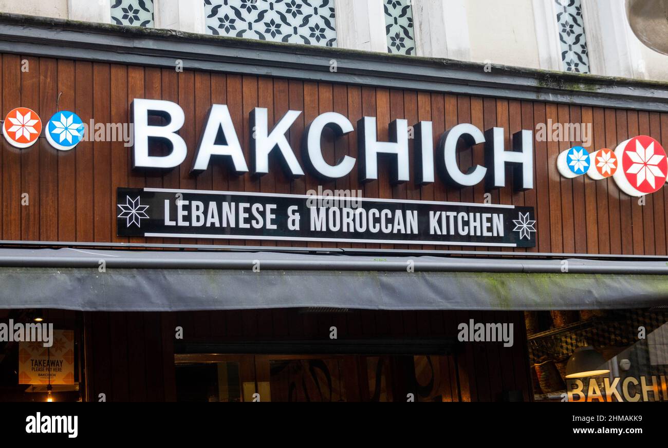 Panneau au-dessus de l'entrée de Bakchich Libanais & Marocain Kitchen sur Bold Street dans le centre-ville de Liverpool Banque D'Images