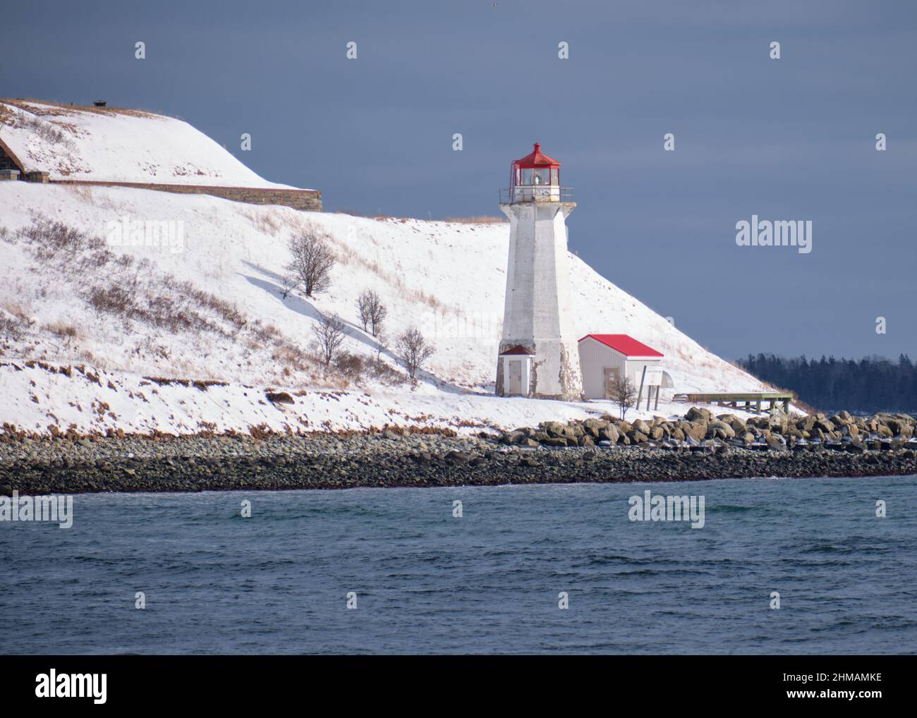 Phare de George Island couvert de neige lors d'une journée ensoleillée d'hiver. Banque D'Images