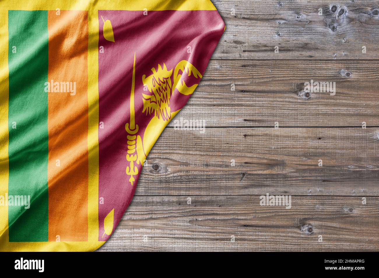 Tableau de table ancien en bois avec drapeau du Sri Lanka Banque D'Images