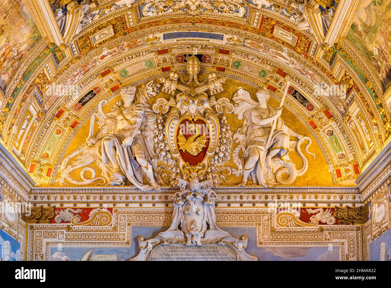 Le Pape Grégoire XIII armoiries dans le plafond du Musei Vaticani de Rome, en Italie. Banque D'Images