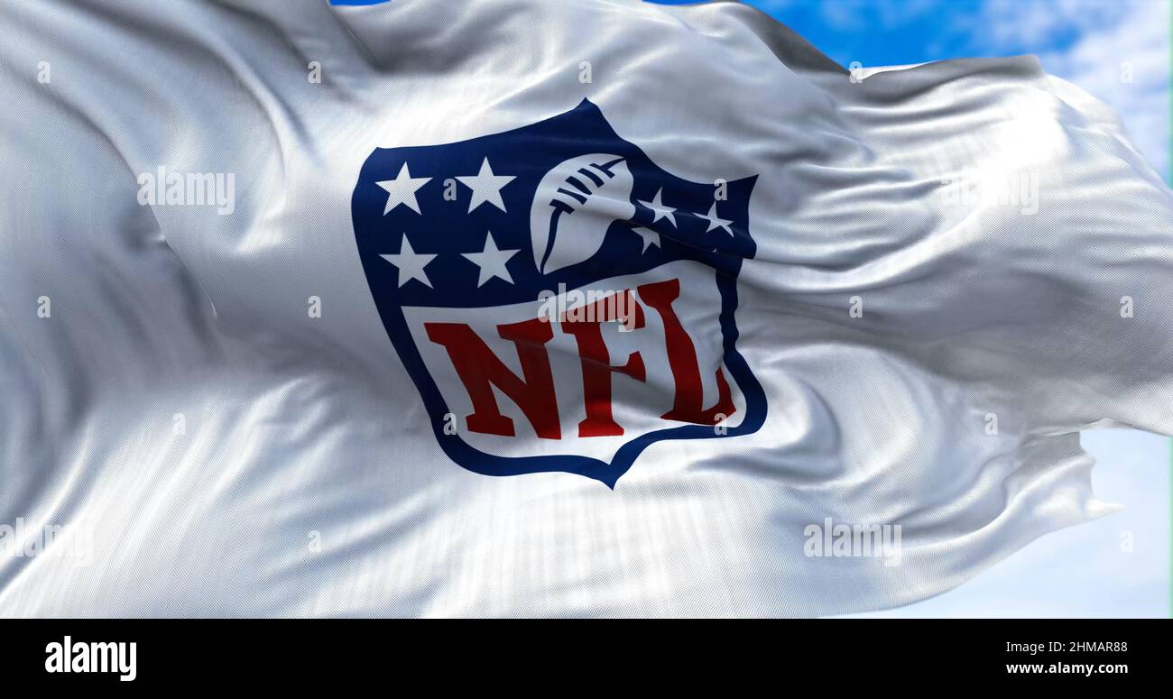 Inglewood, CA, Etats-Unis, janvier 2022 : le drapeau portant le logo de la NFL agité dans le vent. NFL est une ligue professionnelle de football américain Banque D'Images