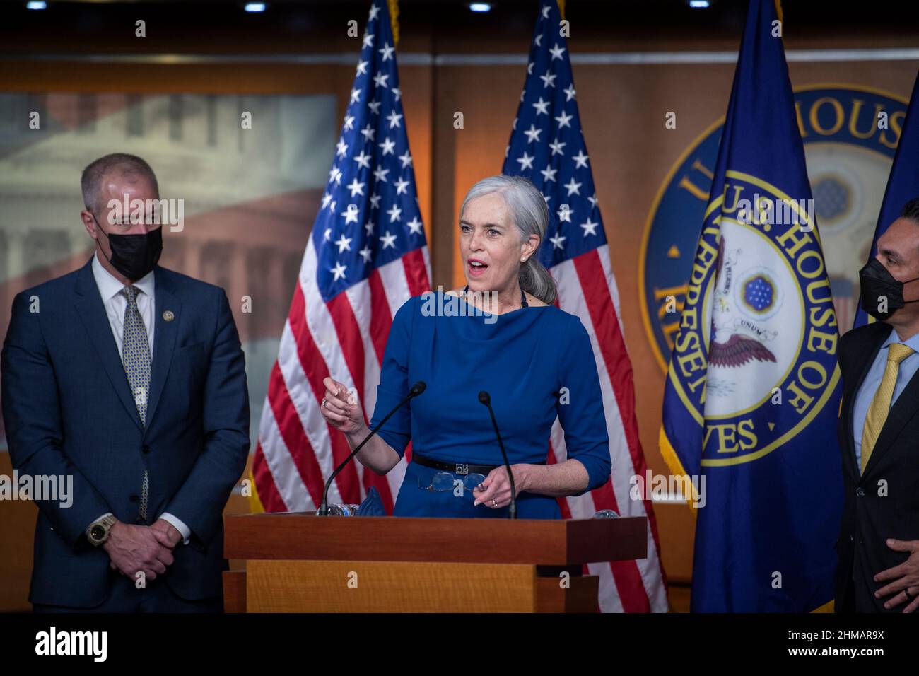 La représentante des États-Unis Katherine Clark (démocrate du Massachusetts) fait des remarques lors d'une conférence de presse au Capitole des États-Unis à Washington, DC, le mardi 8 février 2022. Crédit : Rod Lamkey/CNP/MediaPunch Banque D'Images