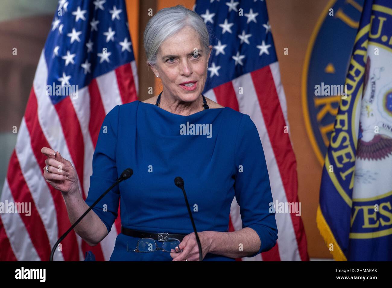 La représentante des États-Unis Katherine Clark (démocrate du Massachusetts) fait des remarques lors d'une conférence de presse au Capitole des États-Unis à Washington, DC, le mardi 8 février 2022. Crédit : Rod Lamkey/CNP/MediaPunch Banque D'Images