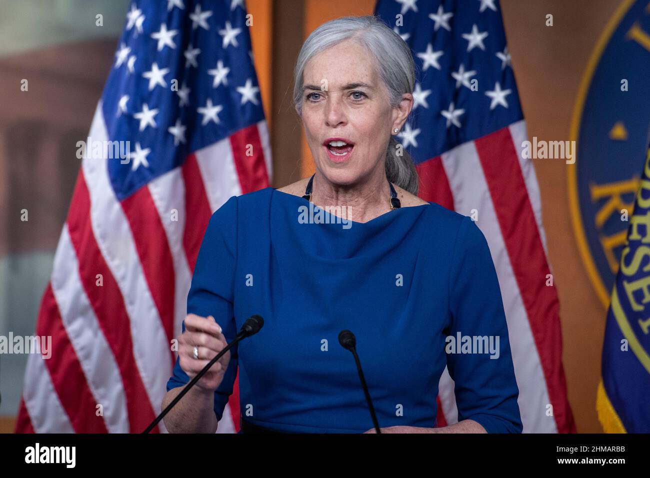 La représentante des États-Unis Katherine Clark (démocrate du Massachusetts) fait des remarques lors d'une conférence de presse au Capitole des États-Unis à Washington, DC, le mardi 8 février 2022. Crédit : Rod Lamkey/CNP/MediaPunch Banque D'Images