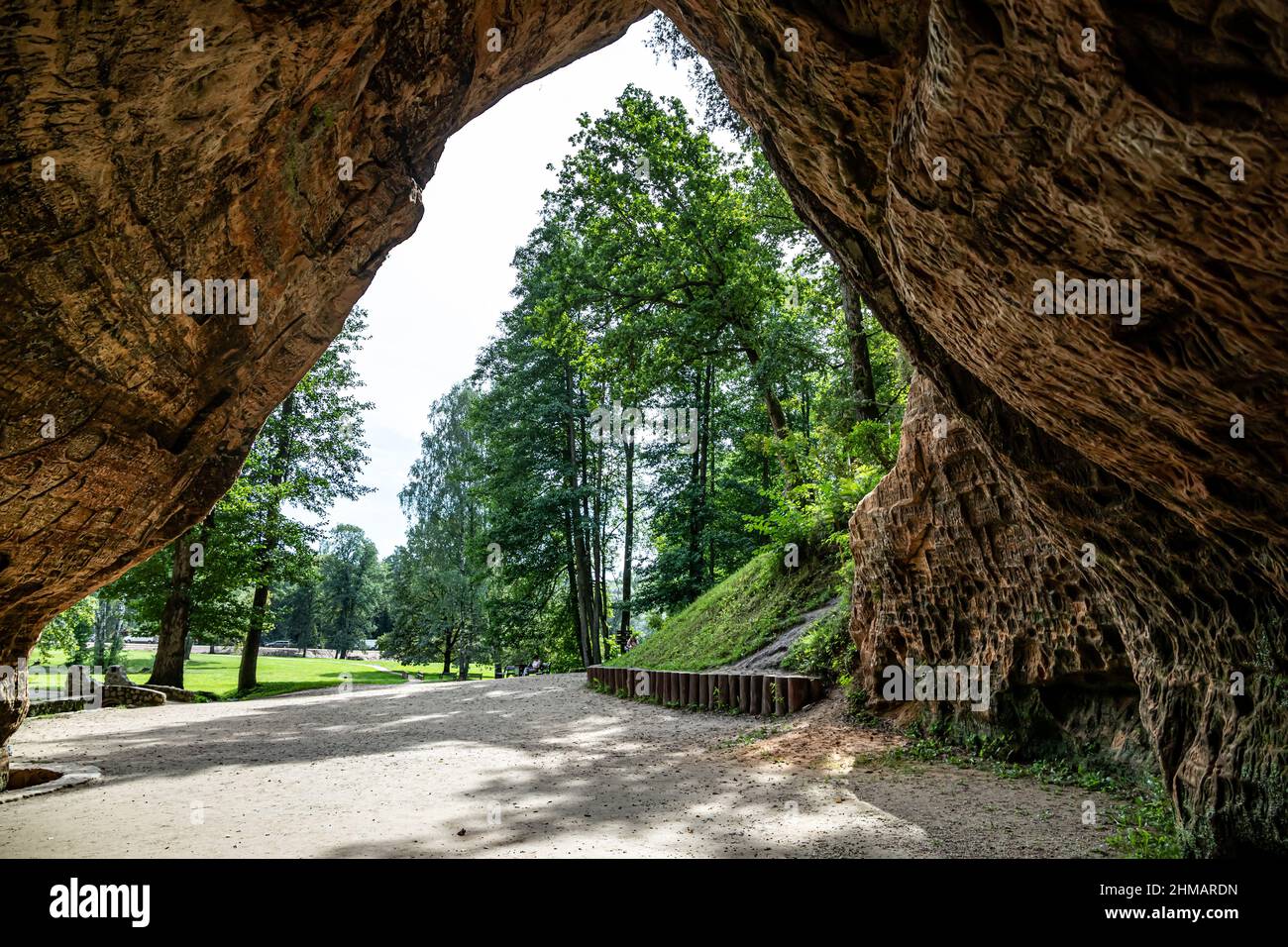 Grotte de Gutman vue de l'intérieur, parc national de Sigulda, Lettonie Banque D'Images