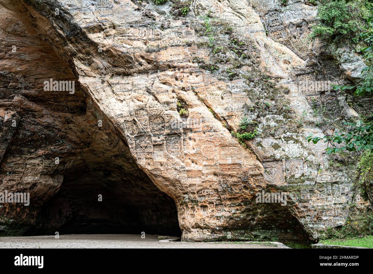 Grotte de Gutman vue de l'intérieur, parc national de Sigulda, Lettonie Banque D'Images