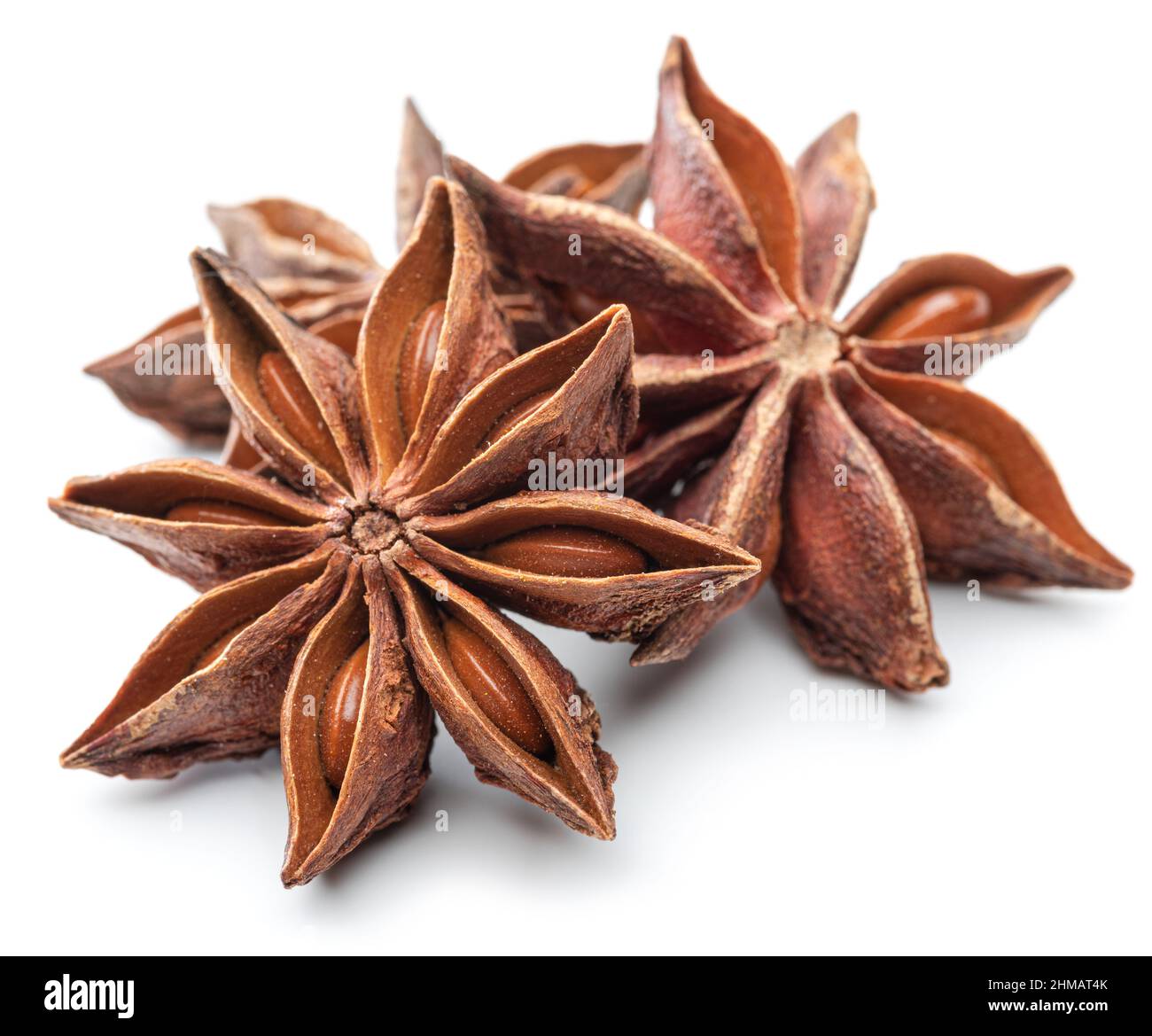 Étoile anis et anis, épice au goût fort utilisé dans la cuisine, isolé sur fond blanc. Banque D'Images