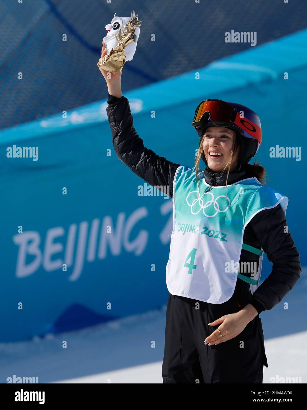Pékin, Hebei, Chine. 8th févr. 2022. Eileen Gu (CHN), médaillée d'or, célèbre la médaille d'or sur le podium lors de la finale en grand air des femmes de ski acrobatique lors des Jeux Olympiques d'hiver de Beijing 2022 à Big Air Shougang. (Image de crédit : © David G. McIntyre/ZUMA Press Wire) Banque D'Images