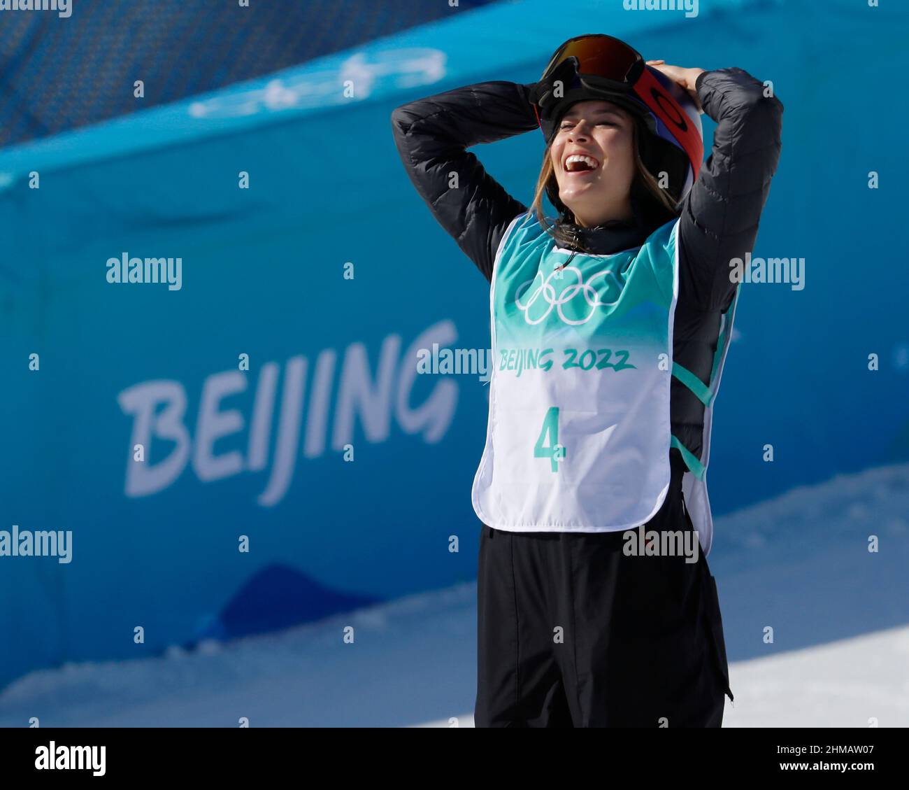 Pékin, Hebei, Chine. 8th févr. 2022. La médaillée d'or EILEEN GU (CHN) célèbre sur le podium lors de la finale grand air des femmes de ski acrobatique lors des Jeux Olympiques d'hiver de Beijing 2022 à Big Air Shougang. (Image de crédit : © David G. McIntyre/ZUMA Press Wire) Banque D'Images