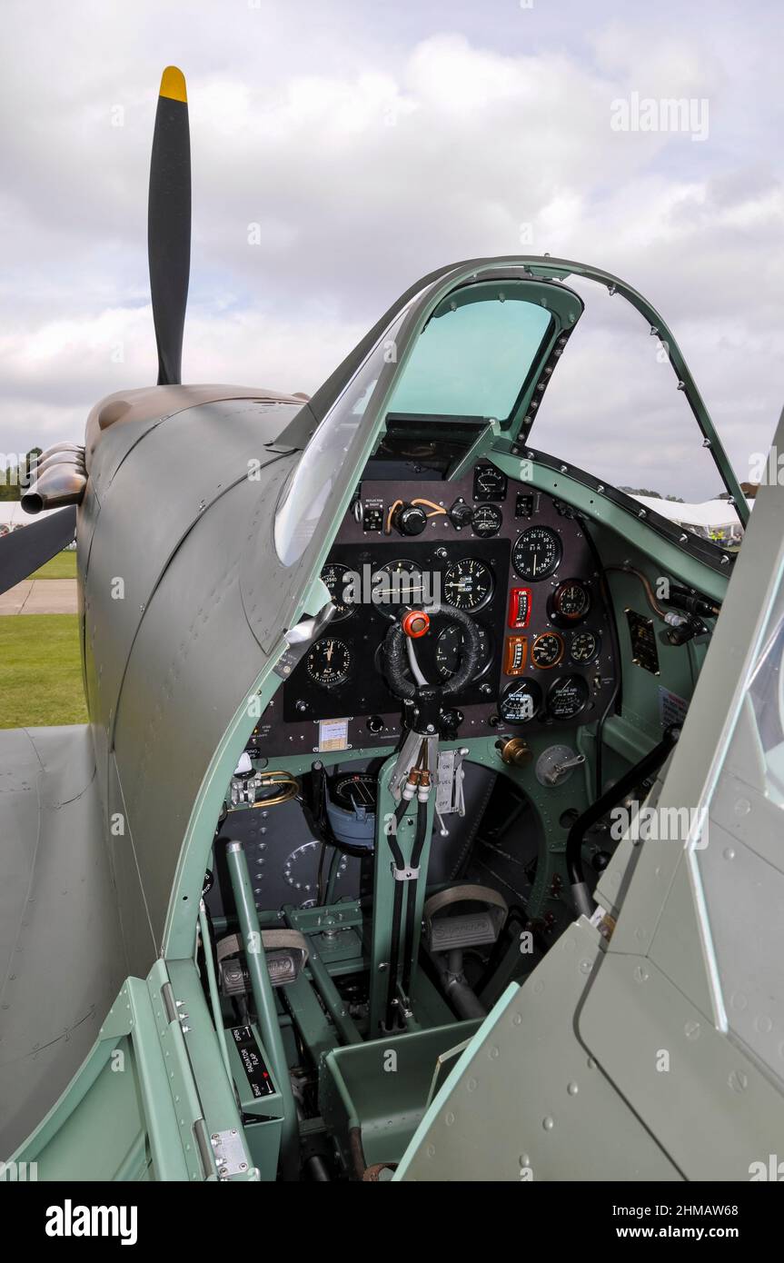 Cockpit d'un avion de chasse Spitfire Mk.i Supermarine de la Seconde Guerre mondiale. Tableau de bord, colonne de commande, bouton de tir du canon, déclencheur. Cadrans, jauges Banque D'Images