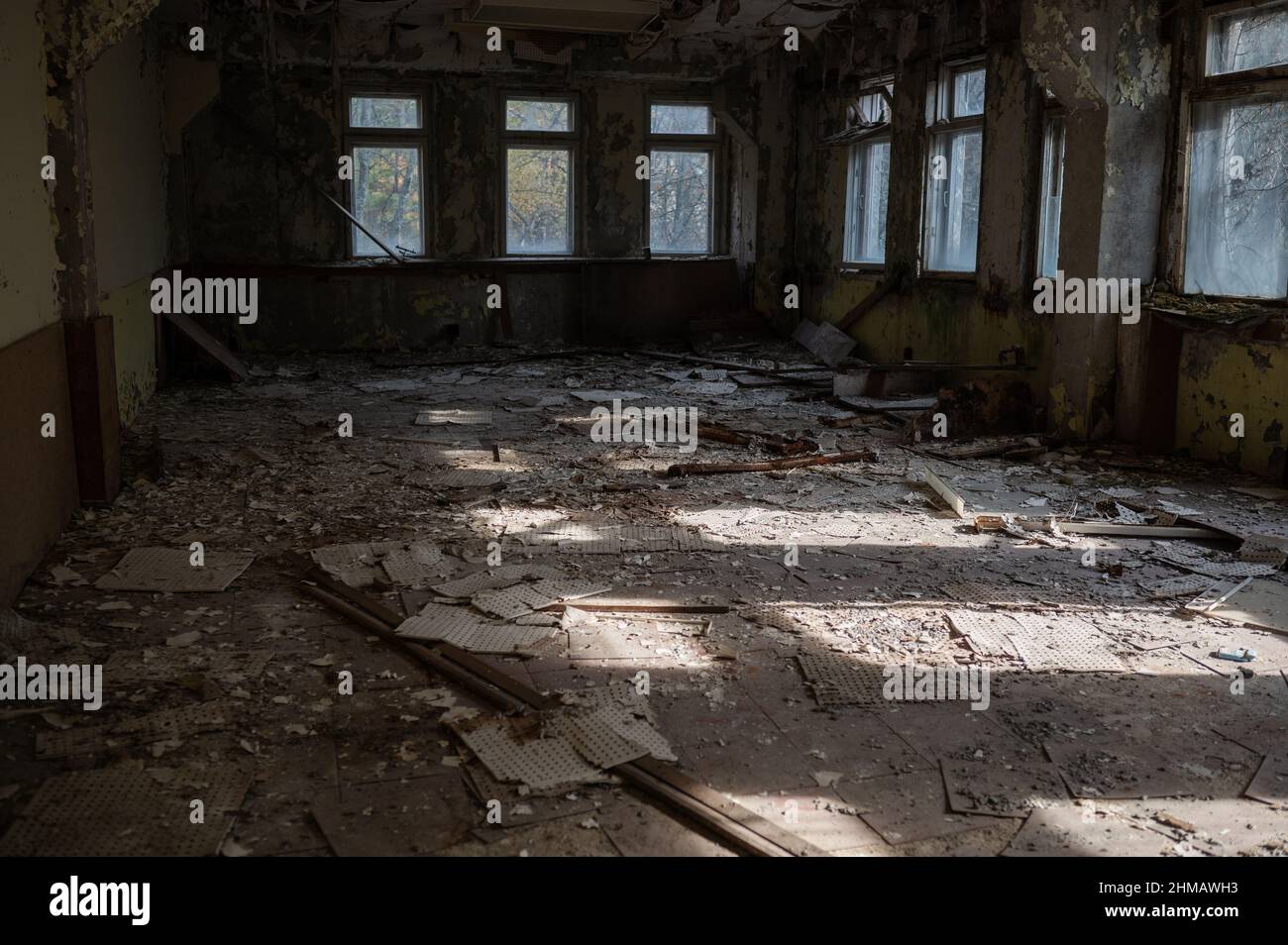 L'installation radar soviétique de Duga, autrefois secrète, près de Tchernobyl, contient des tableaux de propagande et d'informations sur le programme nucléaire américain. Banque D'Images