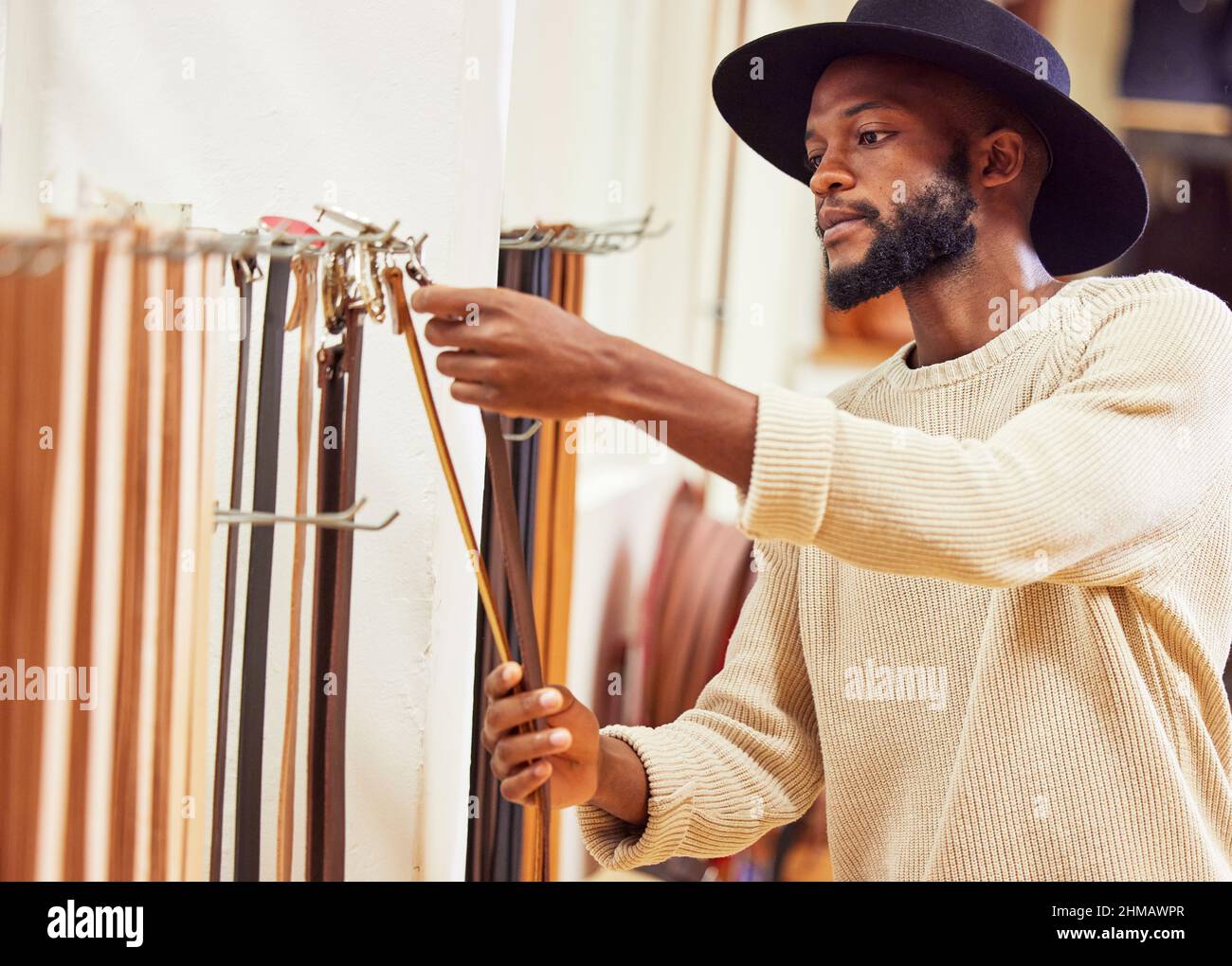 Le talent ne compte pour rien sans travail acharné. Photo d'un jeune homme travaillant à son travail dans un magasin. Banque D'Images
