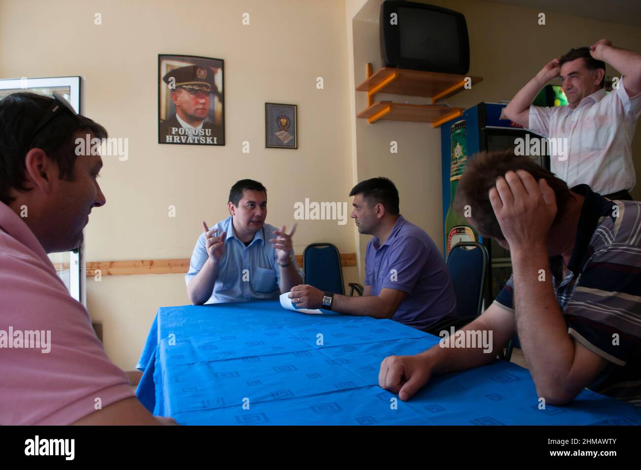 Les Croates de Bosnie siègent à l'intérieur d'un bureau de partisans croates de Bosnie avec la photo de l'ancien général de l'armée croate Ante Gotovina qui a été acquitté de crimes de guerre après un appel devant un tribunal des Nations Unies dans la ville de Mostar en Bosnie Banque D'Images