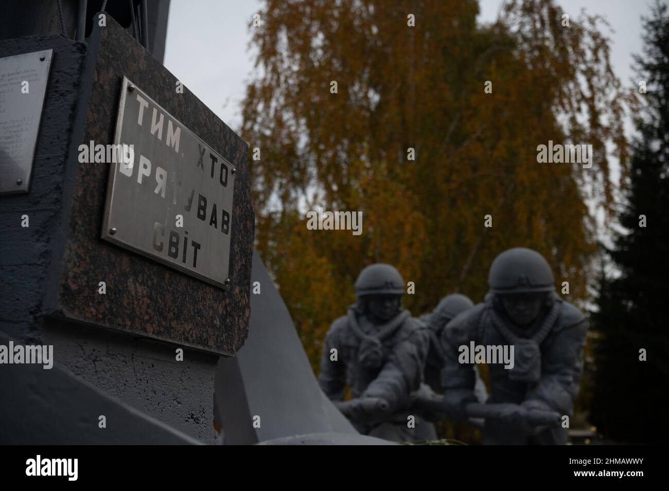Un mémorial moderne aux pompiers qui ont répondu à la catastrophe de la centrale nucléaire de Tchernobyl. Banque D'Images