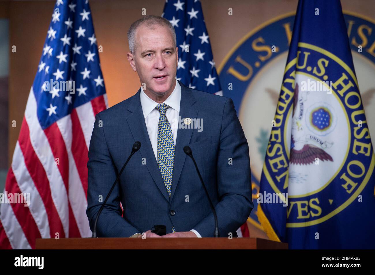 Sean Patrick Maloney, représentant des États-Unis (démocrate de New York), fait des remarques lors d'une conférence de presse au Capitole des États-Unis à Washington, DC, le mardi 8 février 2022. Crédit : Rod Lamkey/CNP Banque D'Images