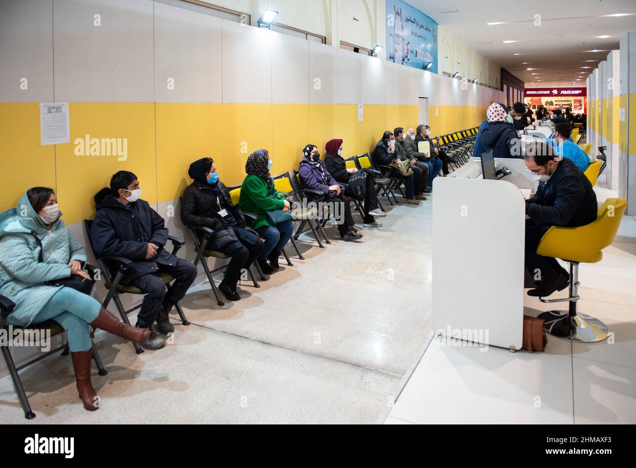 Téhéran, Iran. 05th févr. 2022. Les Iraniens portant un masque facial protecteur attendent de recevoir une dose du nouveau vaccin contre la coronavirus (COVID-19) dans le complexe commercial d'Iranmall, au nord-ouest de Téhéran. (Photo de Sobhan Farajvan/Pacific Press/Sipa USA) crédit: SIPA USA/Alay Live News Banque D'Images