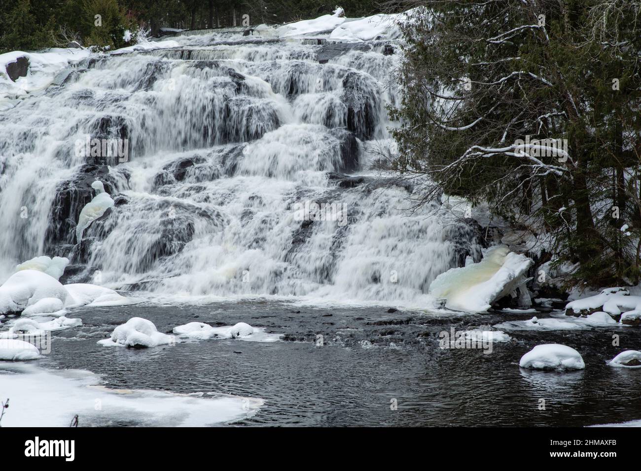 Photographie d'hiver de Bond Falls, un pas tombe sur la branche moyenne de la rivière Ontonagon, près de Paulding, Michigan, États-Unis. Banque D'Images