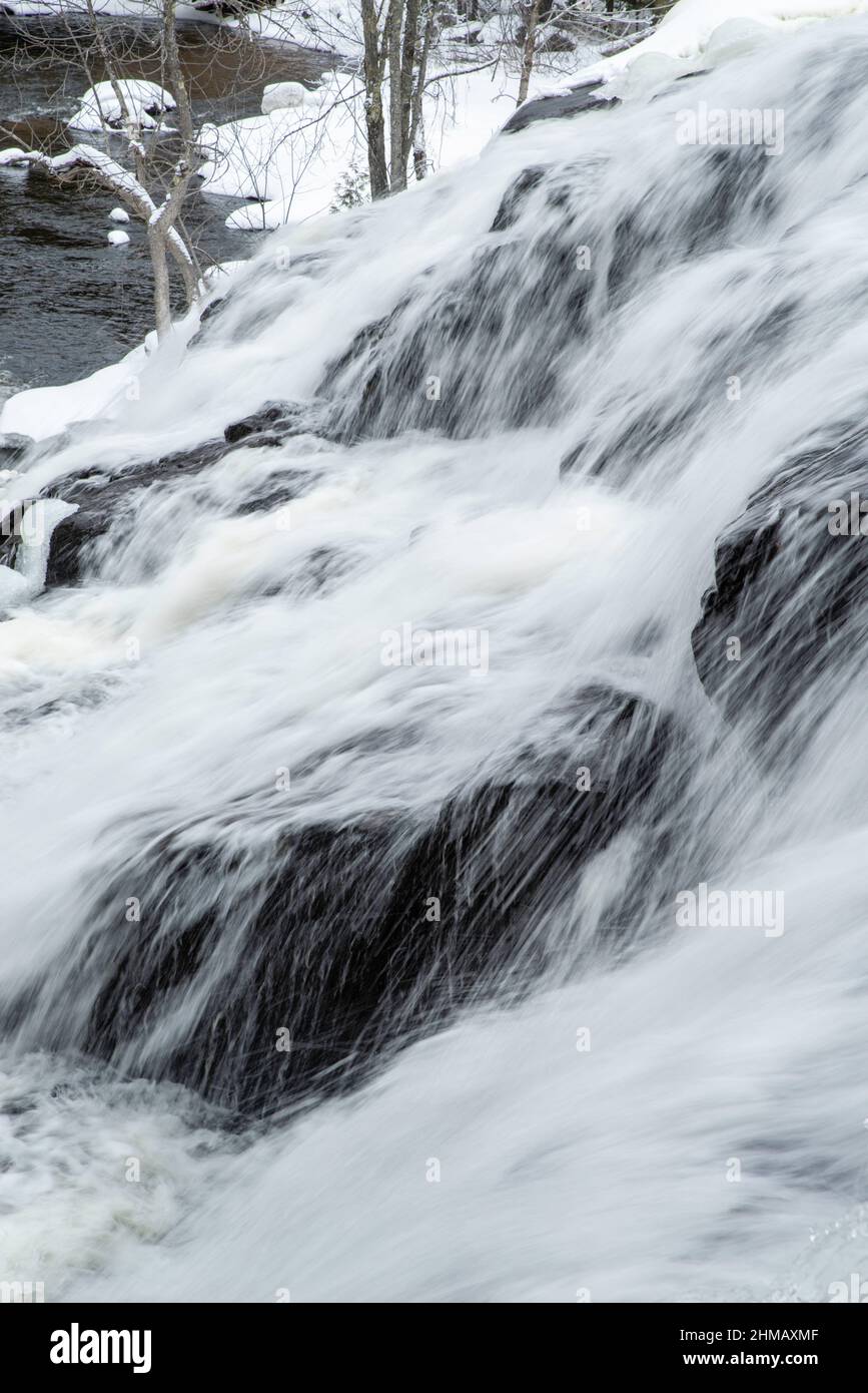 Photographie d'hiver de Bond Falls, un pas tombe sur la branche moyenne de la rivière Ontonagon, près de Paulding, Michigan, États-Unis. Banque D'Images