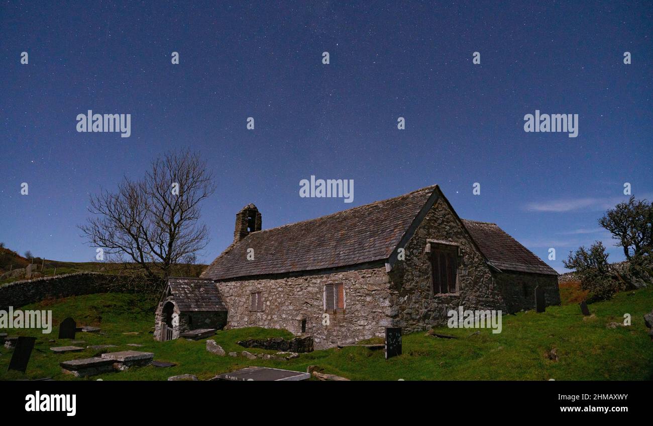 La vieille église de Llangelynnin datant du 12th siècle, nichée dans la vallée de Conwy, dans le nord du pays de Galles. Photo prise en janvier 2022. Banque D'Images