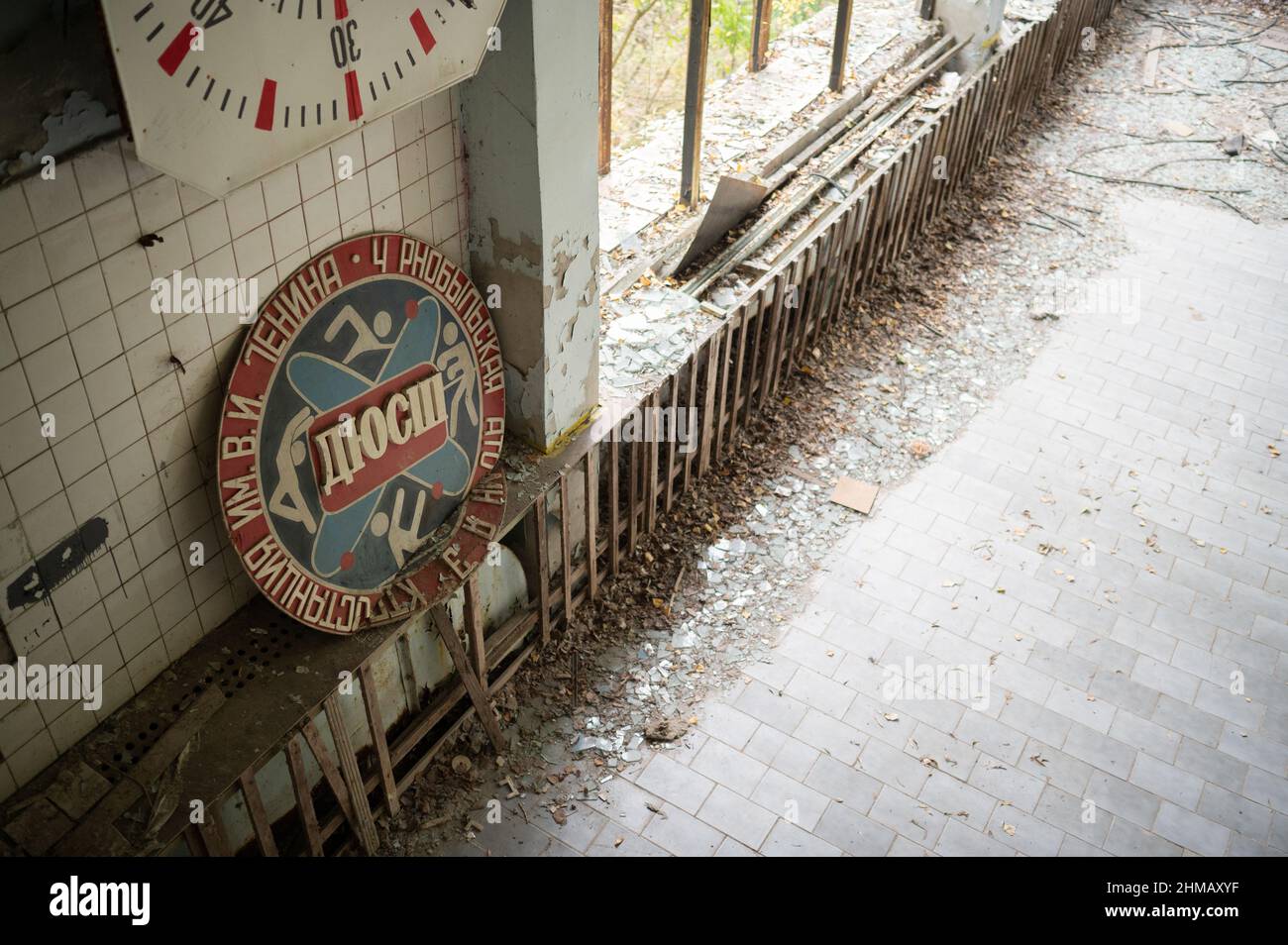 La piscine d'azur et son fameux plongeoir ont été utilisés par les liquidateurs bien après la catastrophe de Tchernobyl cependant a également succombé à la désintégration. Banque D'Images