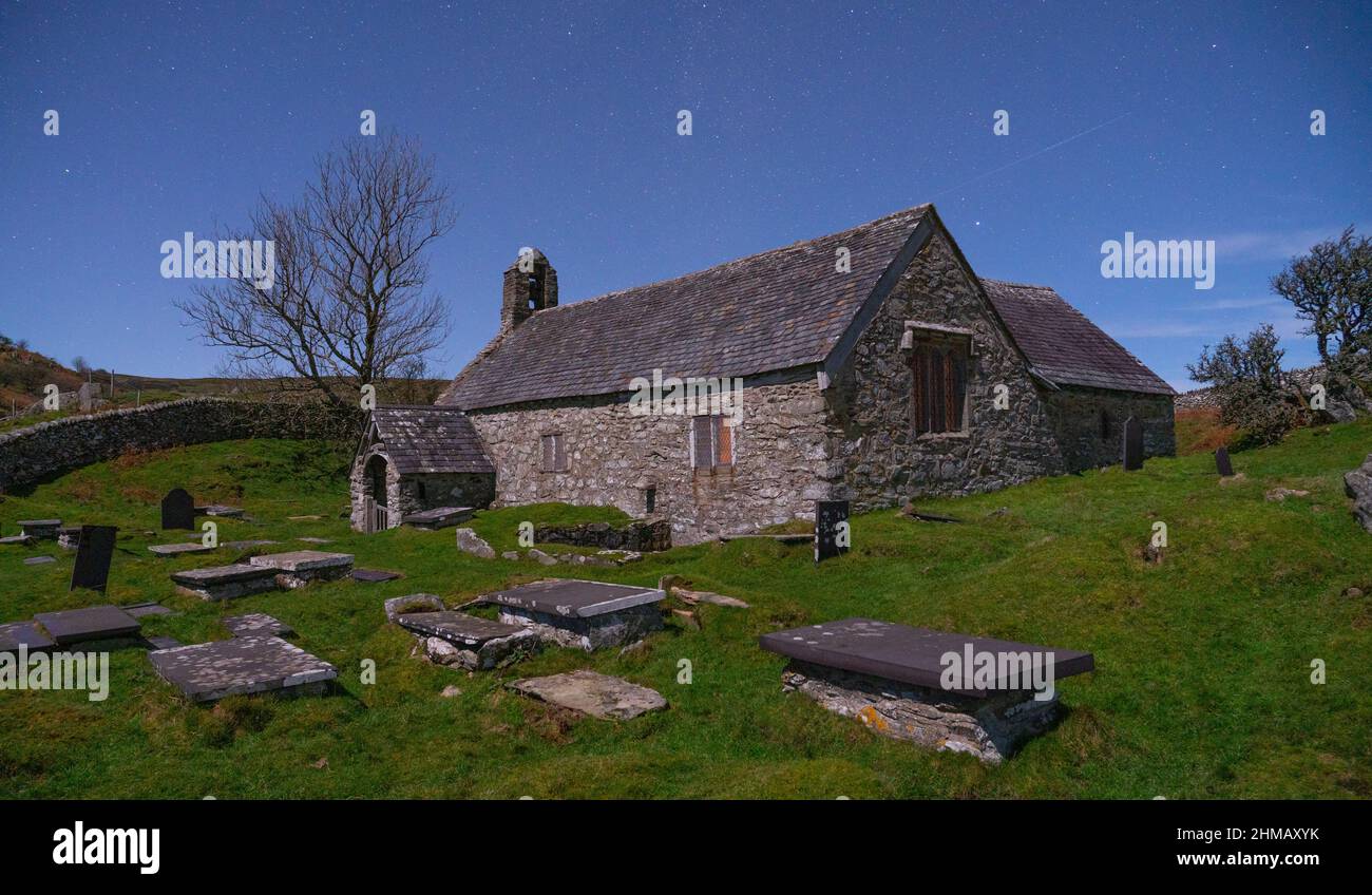 La vieille église de Llangelynnin datant du 12th siècle, nichée dans la vallée de Conwy, dans le nord du pays de Galles. Photo prise en janvier 2022. Banque D'Images