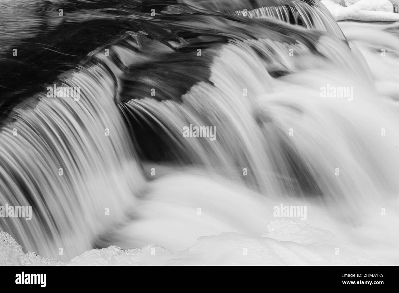 Photographie d'hiver de Bond Falls, un pas tombe sur la branche moyenne de la rivière Ontonagon, près de Paulding, Michigan, États-Unis. Banque D'Images