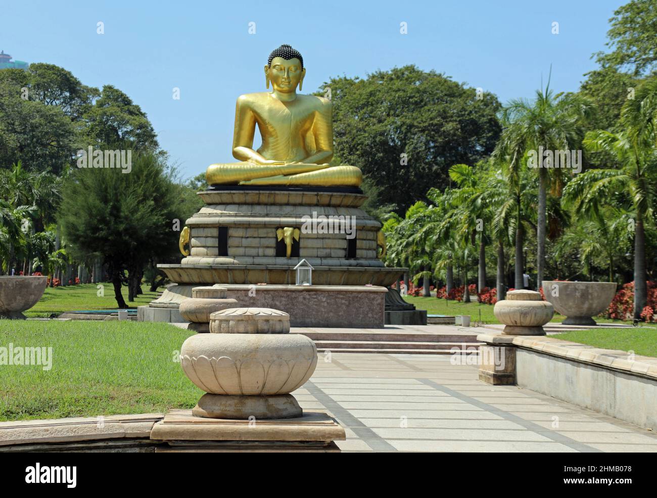 Bouddha d'or au parc Viharamahadevi au Sri Lanka Banque D'Images