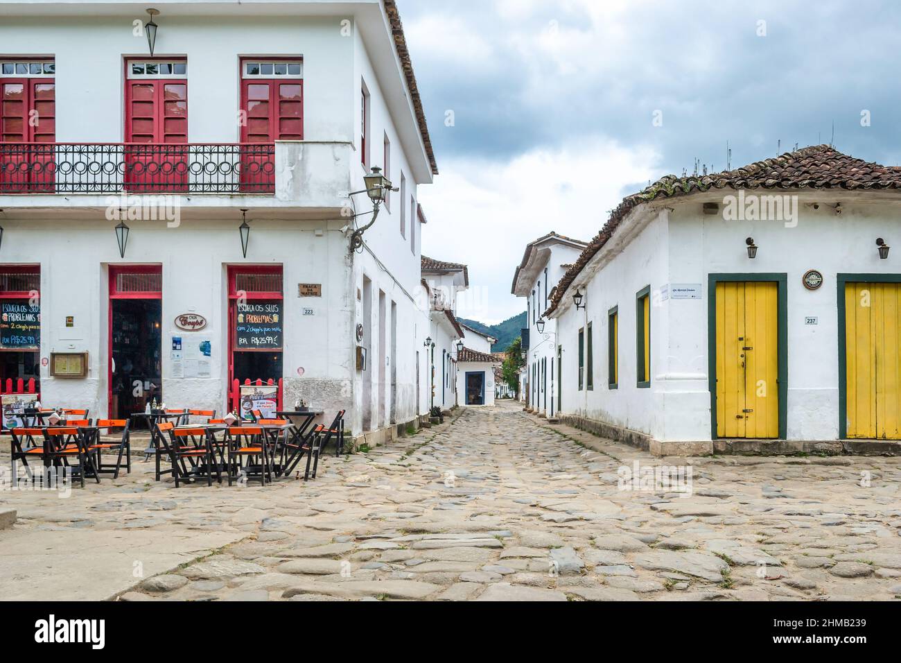 Restaurant Casa coupe (à gauche) et architecture de style colonial portugais dans une rue pavée. Le village est une attraction touristique majeure dans la STA Banque D'Images