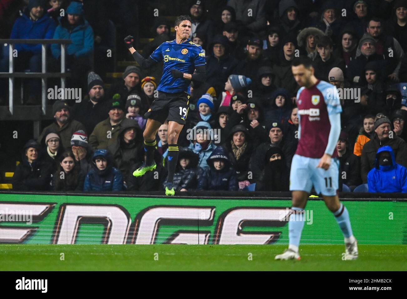 Raphaël Varane #19 de Manchester United célèbre son but mais est exclu pour le off-side Banque D'Images