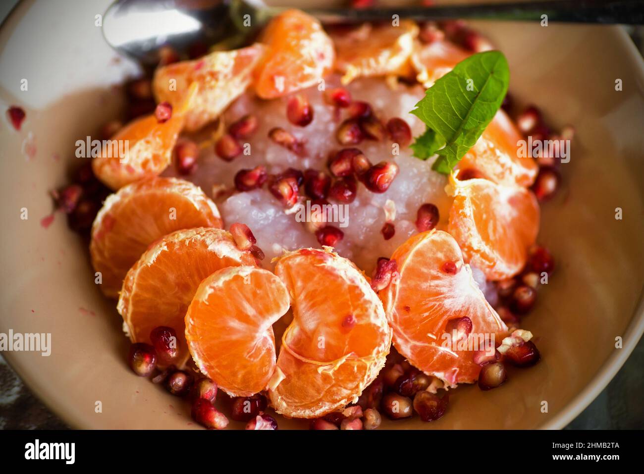 Dessert de tapioca avec mandarine et graines de grenade dans un bol, en gros plan. Banque D'Images