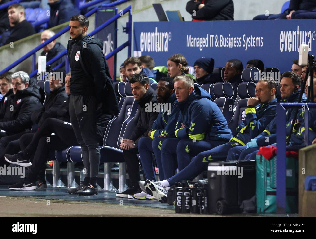 Johnnie Jackson, directrice du sport de Charlton, Jason Euell, premier entraîneur d'équipe, Terry Skiverton, directeur adjoint, et Glyn Shimell, gardien de but, sur le banc pendant le match Sky Bet League One au stade de l'Université de Bolton, au Royaume-Uni. Date de la photo: Mardi 8 février 2022. Banque D'Images