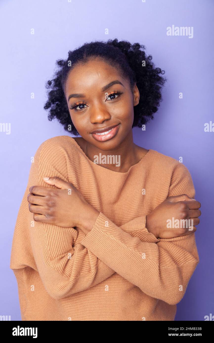 Un portrait studio d'une jeune femme noire Banque D'Images