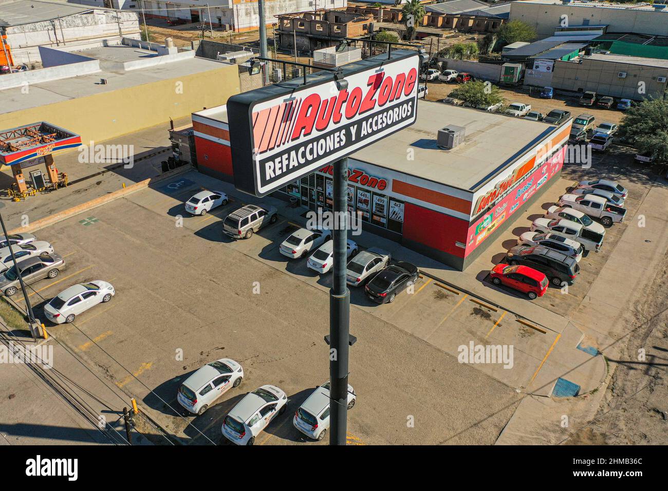 Vista aea de Autozone tienda de auto parties,Industria automotriz , refaciones de auto Hermosillo, Mexique.(photo de Luis Gutierrez Norte photo) vue aérienne du magasin de pièces automobiles Autozone, industrie automobile, pièces automobiles Hermosillo, Mexique.(photo de Luis Gutierrez Norte photo) Banque D'Images