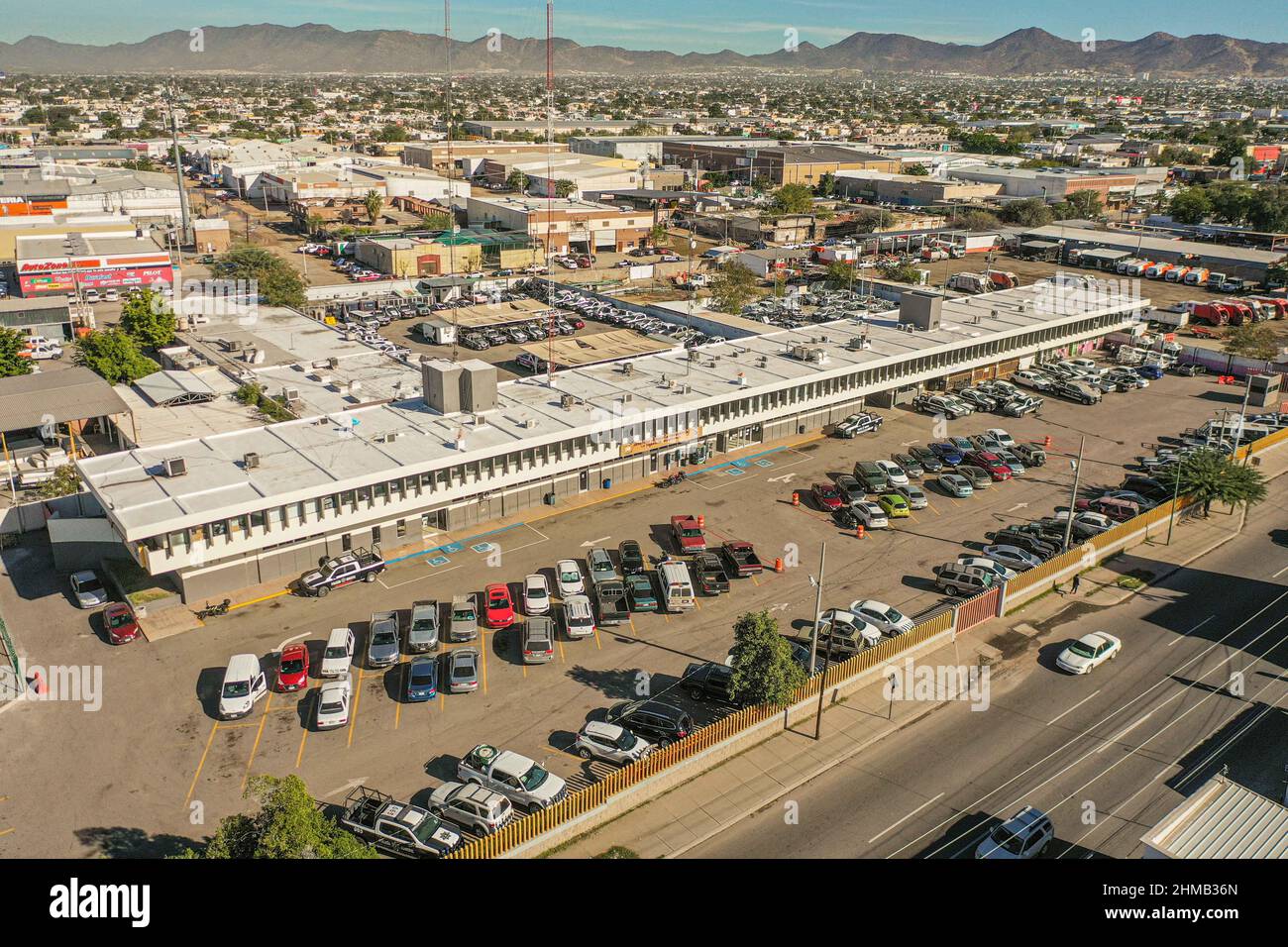 Bâtiment du siège de la police dans la zone nord d'Hermosillo, cour de patrouille et services publics municipaux, sécurité publique à Hermosillo, Mexique.(photo de Luis Gutierrez Norte photo) Edificio de la comandancia de la policia de Hermosillo zona norte, patio de patrullas y servicios publicos municipales, seguridad pudica de Hermosillo, Mexique.(photo par Luis Gutierrez Norte photo) Banque D'Images