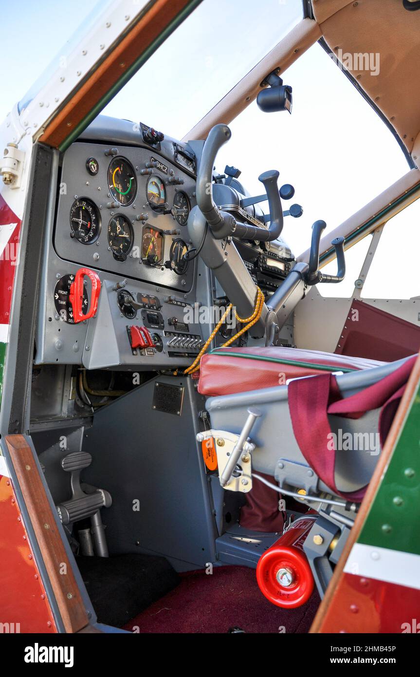 De Havilland Canada DHC-2 Beaver plane cockpit G-DHCZ, conversion civile par Propshop Ltd, Aircraft Restoration Company à Duxford Banque D'Images
