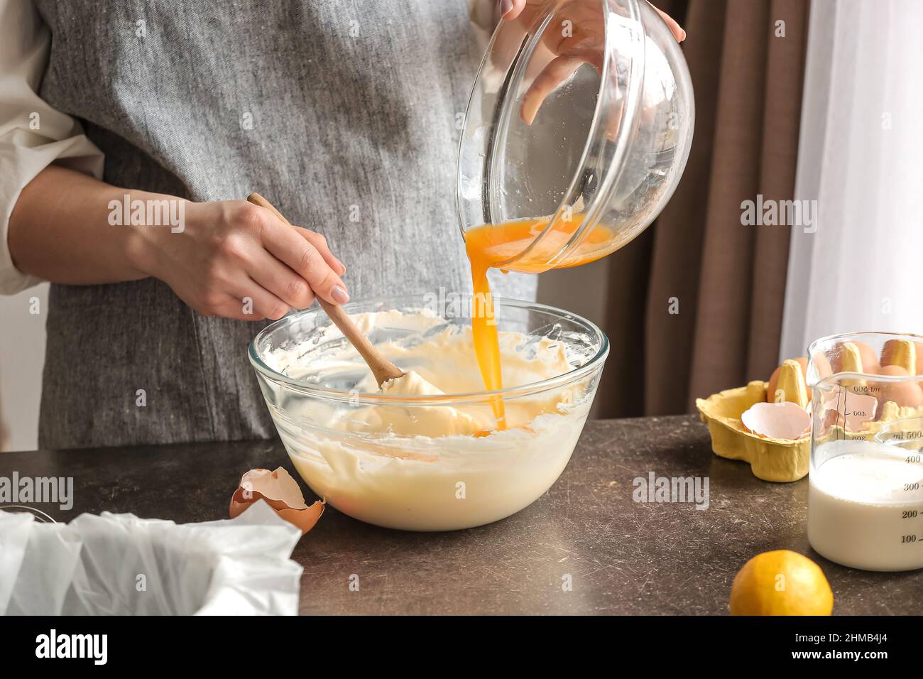 Femme préparant un savoureux cheesecake basque brûlé dans la cuisine Banque D'Images