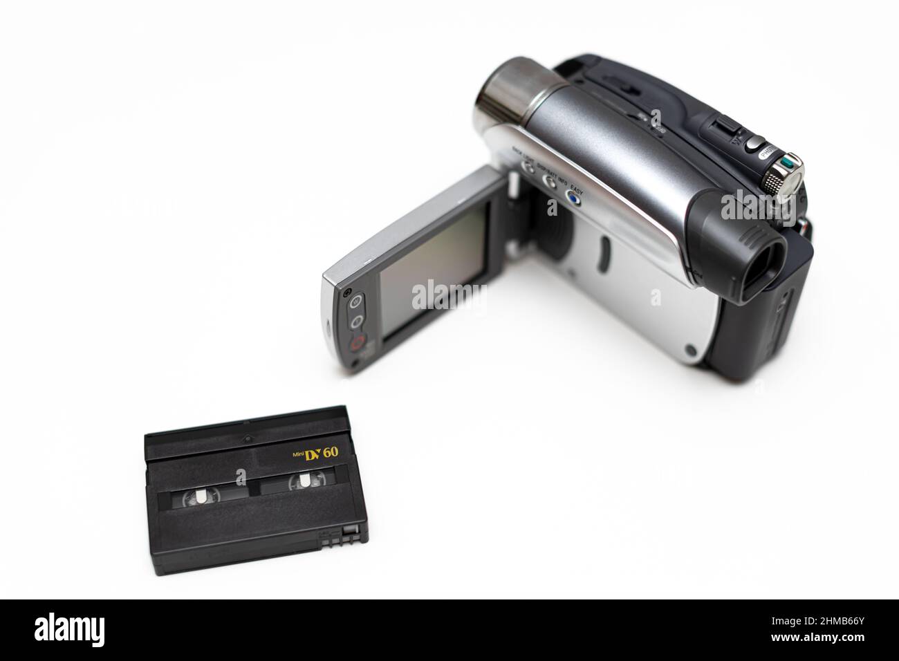 une vieille caméra vidéo domestique et une cassette pour elle située à  proximité. Photo de haute qualité Photo Stock - Alamy