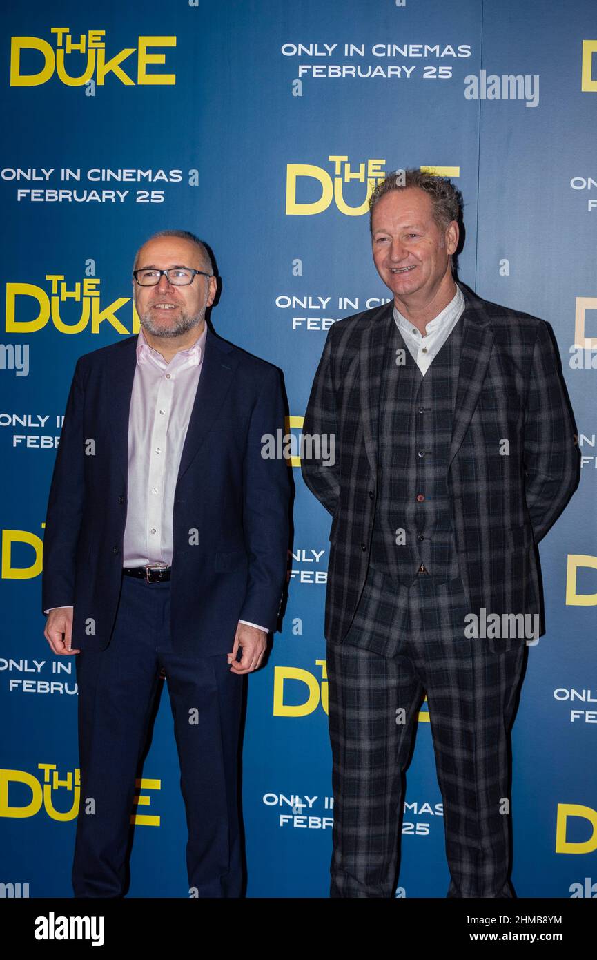 Londres, Royaume-Uni. 8 février 2022. Les écrivains Clive Coleman (L) et Richard Bean à la première britannique du film 'The Duke' à la National Gallery. Le film raconte la vraie histoire du chauffeur de taxi Kempton Bunton (joué par Jim Broadbent), qui a volé le portrait du duc de Wellington de Goya à la National Gallery de Londres, le premier et unique vol de l'histoire de la galerie. Helen Mirren joue la femme de Bunton Dorothy. Crédit : Stephen Chung/EMPICS/Alay Live News Banque D'Images