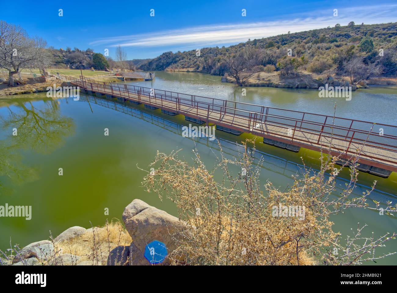 Pont flottant sur le lac Fain, dans la vallée de Prescott, en Arizona. Banque D'Images