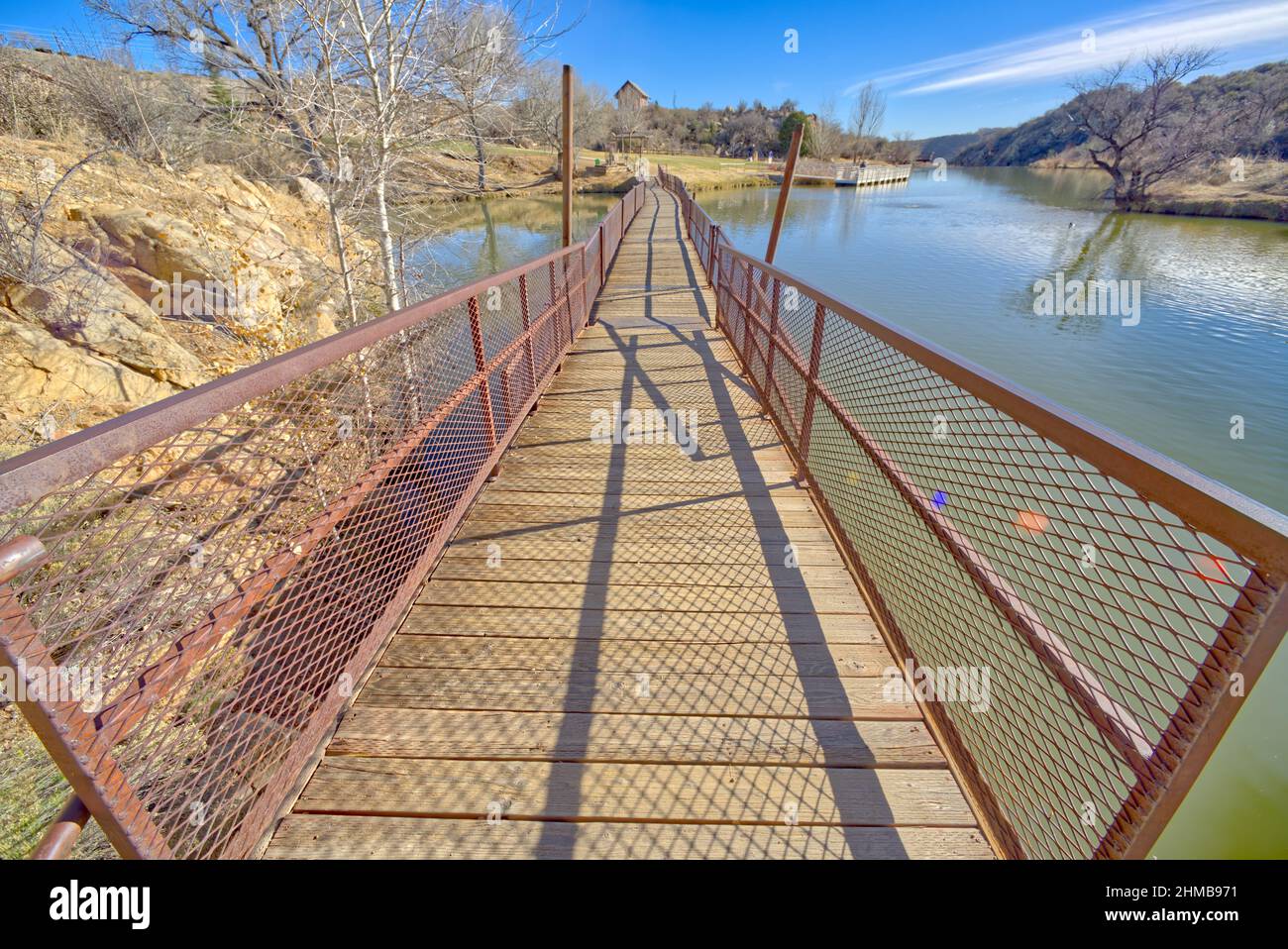 Pont flottant sur le lac Fain, dans la vallée de Prescott, en Arizona. Banque D'Images