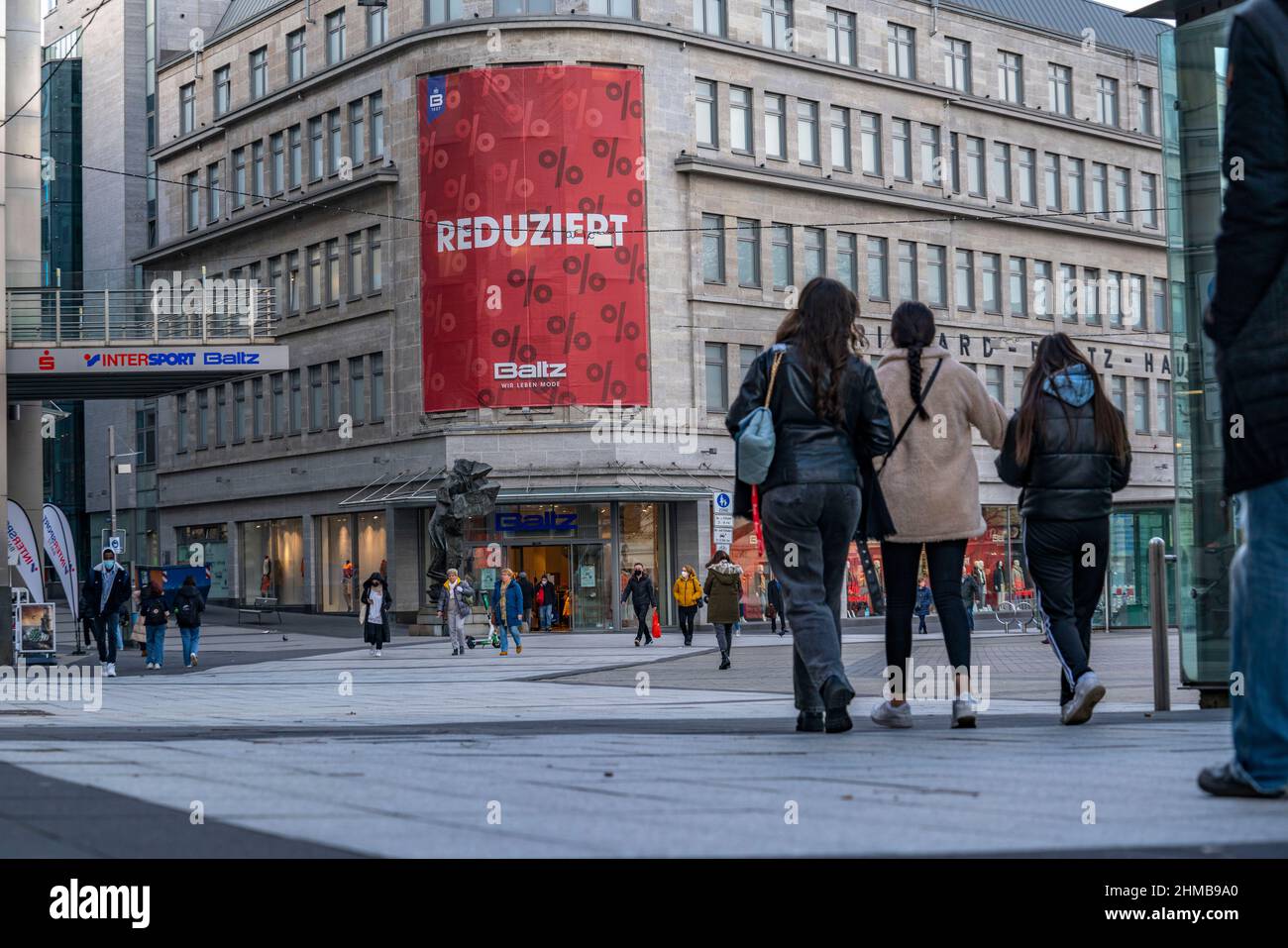Centre ville de Bochum, en janvier 2022, Massenbergstrasse, rues commerçantes vides, vente, Offres spéciales, Bochum, NRW, Allemagne, Banque D'Images