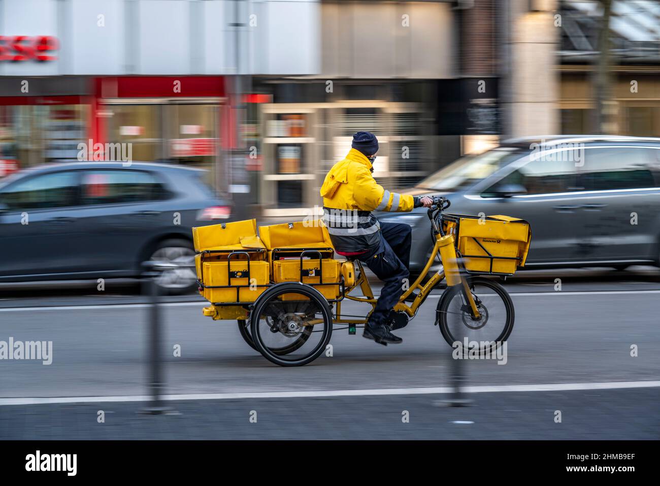 Postman sur tricycle e-bike, Bochum, NRW, Allemagne, Banque D'Images
