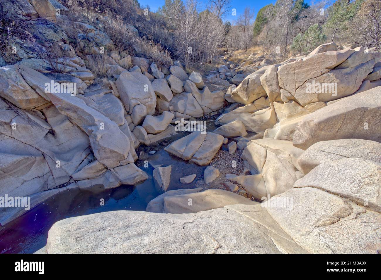 Rocky Lynx Creek qui alimente le lac Fain dans la vallée de Prescott, en Arizona. Banque D'Images