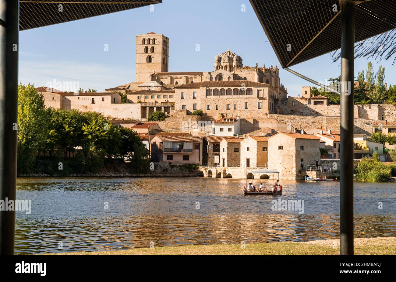 Vue sur la cathédrale avec les moulins et le fleuve Duero où il y a une barge traversant l'eau avec les touristes pendant une journée ensoleillée d'été à Zamora, Banque D'Images