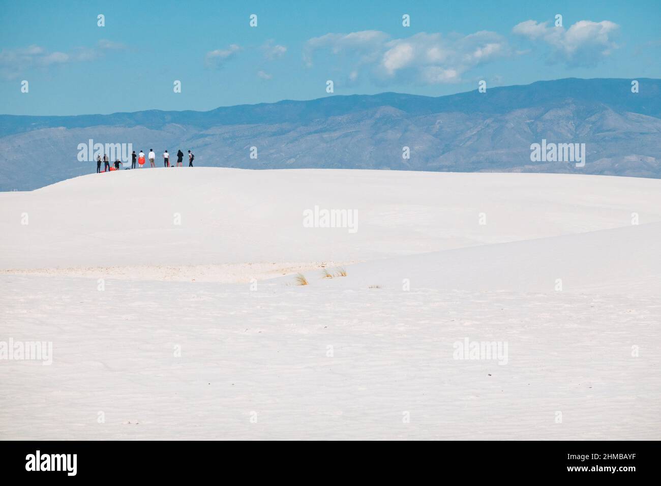 Un groupe de personnes se trouve au sommet d'une crête au parc national de White Sands, Nouveau-Mexique, États-Unis Banque D'Images